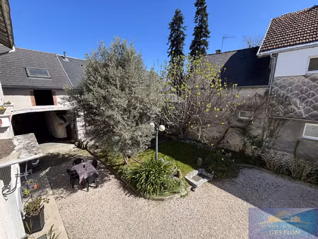 maison  plein coeur de village