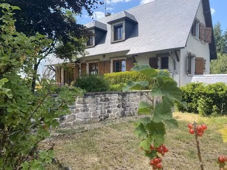 maison traditionnelle chaleureuse et spacieuse