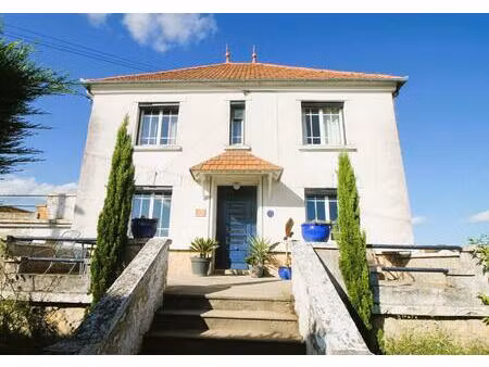 maison bourgeoise rénovée  à vendre  dans ville tous commerces et services. nord du lot.