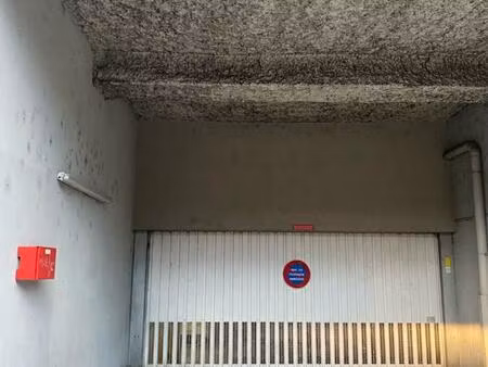à vendre - garage fermé + place de parking - lyon 2ème (proximité gare de perrache)