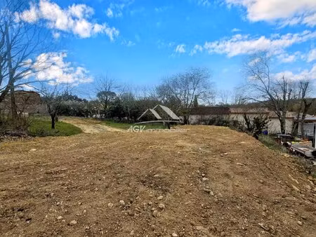 proche les mages  terrain de 2204m²