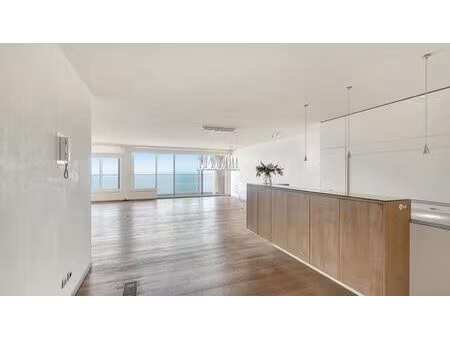 appartement avec large façade et vue frontale sur la mer