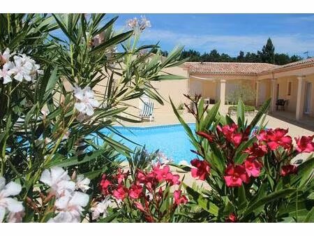 au coeur d'un parc verdoyant de plus d'1 hectare  cette maison bâtie au début des années..