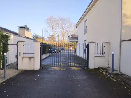 location parking 13 m² à mennecy (91540)  55 €