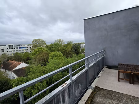 t3 dernier étage avec terrasse et parking