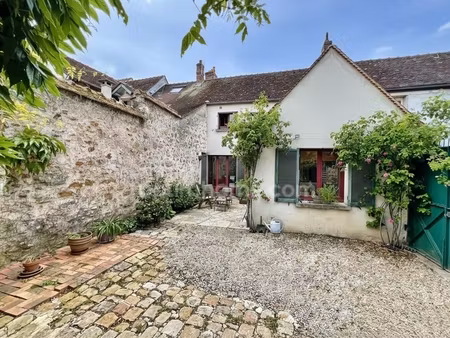 en exclusivité: maison de ville avec jardin clos  en plein centre de nangis (77)