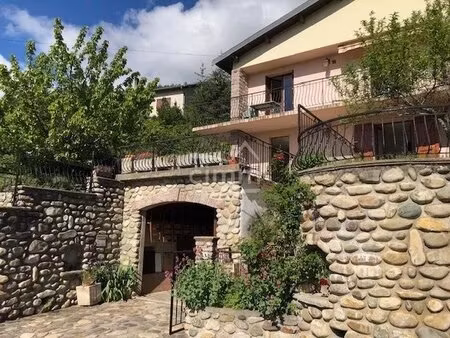 maison traditionnelle avec terrain et garage
