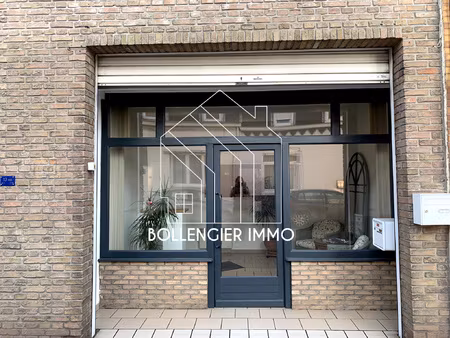 local commercial et sa cour sis sur 59 m2