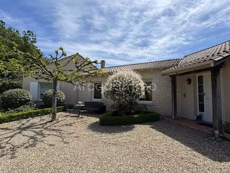 très belle maison de plain-pied avec piscine  garage  atelier et un très beau parc...