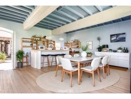 ensemble immobilier au coeur d'un village médiéval