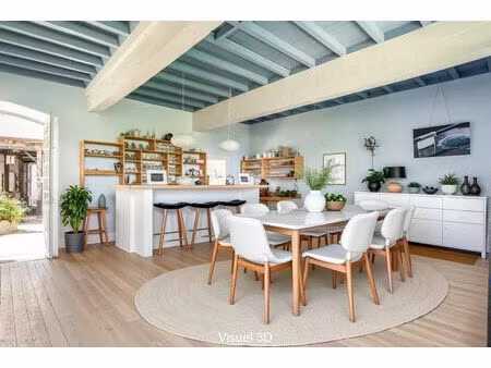 ensemble immobilier au coeur d'un village médiéval