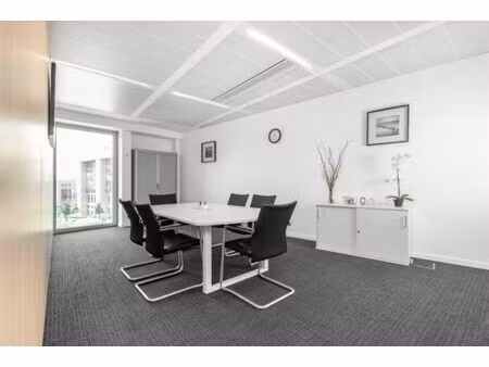 espace de bureau ouvert pour 10 personnes à regus schuman