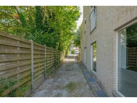 6 places de parkings extérieur sécurisées et privatives