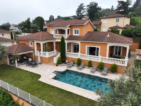 villa 6 pièces totalisant 230m2 avec 190m2 habitable -pommi