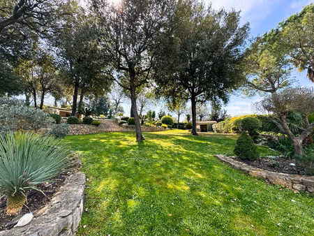 villa avec piscine et grand jardin paysagé à proximité du village de biot