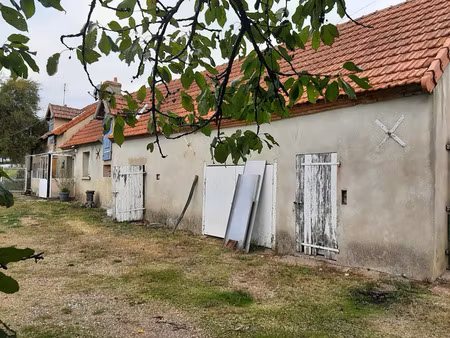 rare. fermette a rénover avec ses dépendances attenantes et son terrain clos