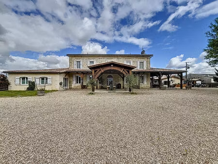 demeure en pierre avec gîtes  dépendances et piscine. idéal activité touristique ou grande