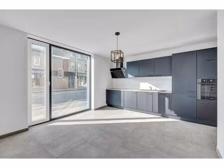 maison neuve entièrement finie avec 5 chambres.