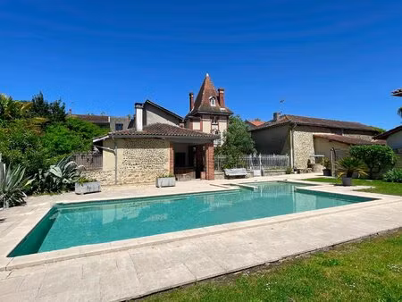 ensemble immobilier avec maison de maître  gîte  maison de gardien  piscine et jacuzzi