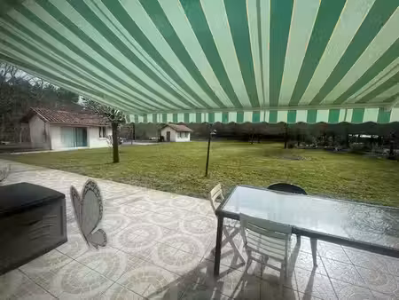 contemporaine avec plusieurs dépendances et 7800 m2 de terr