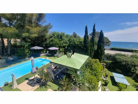 villa de prestige avec vue mer et accès direct à une plage privée