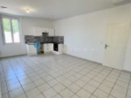 a louer codognan(30) appartement de 61 m2 avec parking entiè