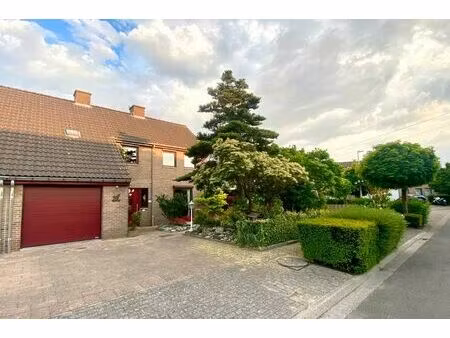 maison avec magnifique jardin dans un quartier paisible