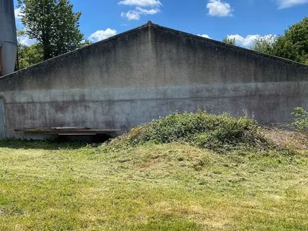 bâtiment de 420m2 sur 2 9 hectares de terrain et bois