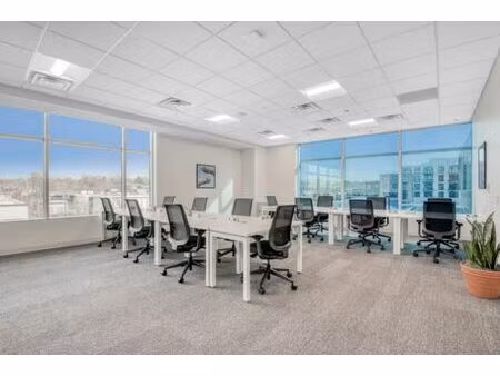 un bureau au design soigné conçu pour de maximum 15 personne