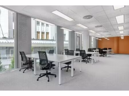 espace de bureau ouvert pour 15 personnes à regus jambes