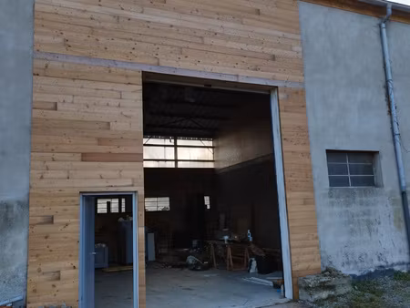 10 mn montbrison local de 220 m2 avec parking et acces camio