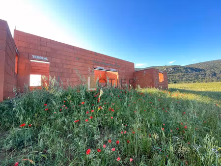 terrain constructible de 3000m2 à floure