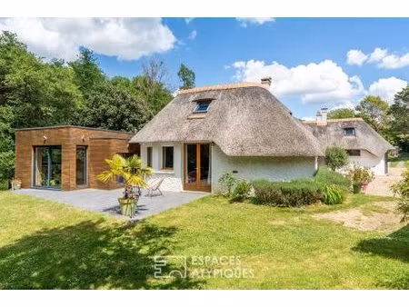 belle chaumière avec extension contemporaine et piscine dans un cadre naturel d'exception