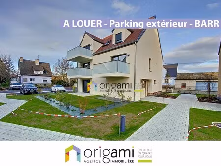 barr - parking extérieur dans résidence récente