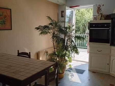 maison 90 m²   2 chambres  terrasse  garage  puits sur 655 m² de jardin.