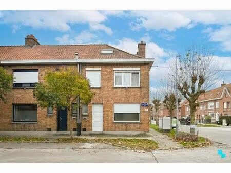 halfopen bebouwing met garage nabij centrum izegem