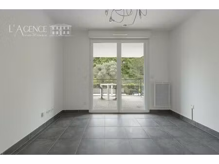 t2 de standing avec terrasse et parking en option