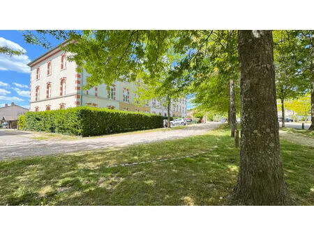 appartement en duplex avec terrasse  jardin et 2 places de stationnement