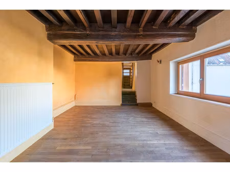 appartement t2 en duplex loué – proximité centre-ville de nuits-saint-georges