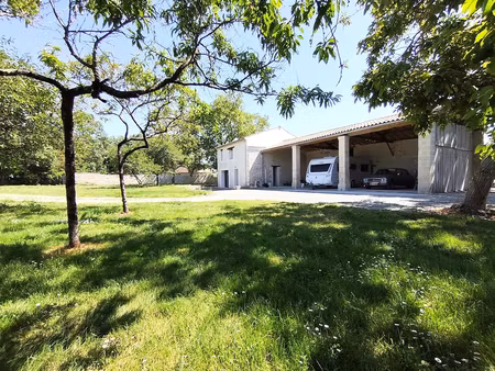 prahecq - ancienne grange rénovée  3 chambres  joli terrain arboré.