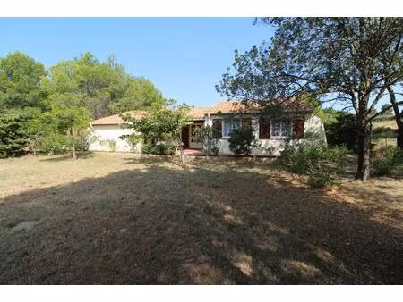 sur une parcelle de 3542 m2 un ensemble immobilier compose de 2 villas  d'une piscine et..