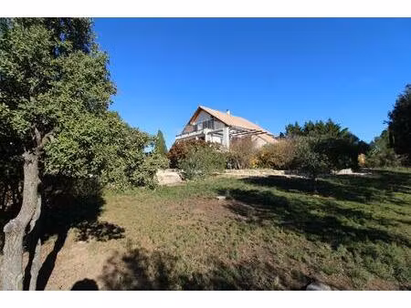 très belle environnement pour cet ensemble immobilier constitué de 2 villas accolées ...