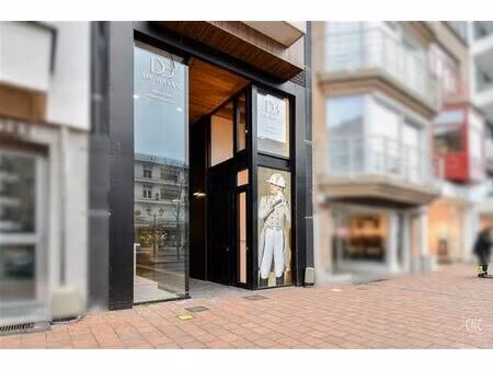 immeuble commercial récent et lumineux dans le centre commer