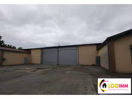 2 hangars avec bureaux et espace de stationement