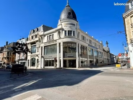 local commercial 1 057 m²