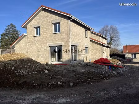 villa 4 pièces 100 m²