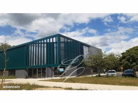 local commercial 912 m² tours