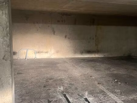 place de parking sous terrain - métro couronnes