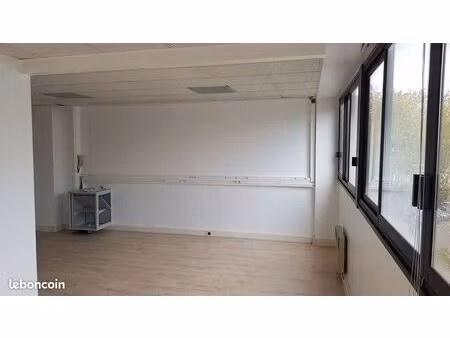 120 m² 1300 ht cc plateau de bureaux indépendant décomposé en 1 espace d’accueil  1 bureau