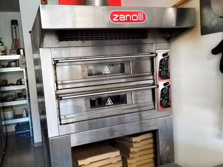local pizzeria 33 m²